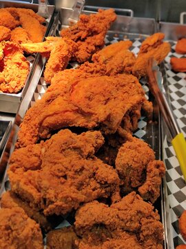 Pieces of crispy fried chicken displayed on a market counter.Piezas de pollo frito crujiente expuestas en el mostrador de un mercado. (427).
