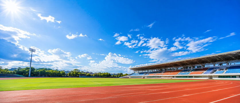 青空に広がる陸上競技場　スポーツイベントや運動会に使える背景素材