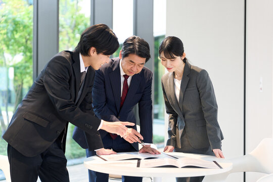 ミーティングをするアジア人ビジネスパーソン