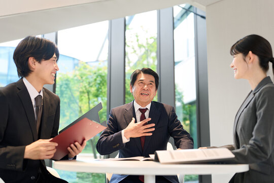 笑顔で話をする上司と部下