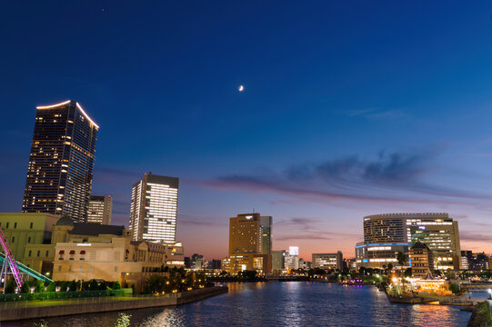 月灯りに包まれるみなとみらいの夜