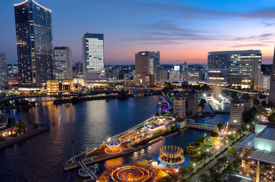 黄昏に輝くみなとみらいの夜景