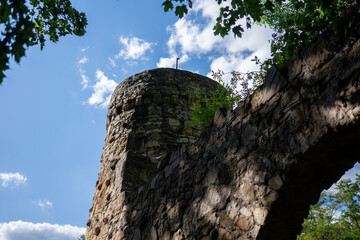 Wieża zabytkowej budowli architektonicznej w stylu średniowieczno-zamkowym, w okolicach zachodniej Polski © mbugajsky