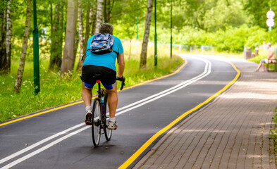 Obraz premium Cyclist ride on the bike path in the city Park 