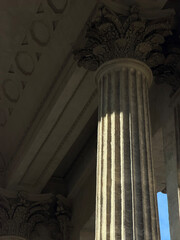 Obraz premium Dramatic sunlight hits an ornate classical column