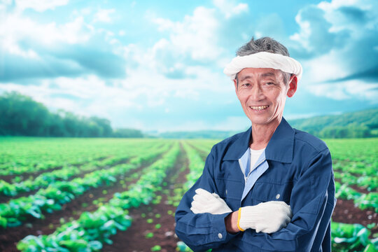 笑顔で腕を組む農家の男性