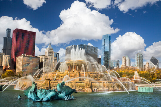 Buckingham Fountain with the Chicago skyline under a blue sky