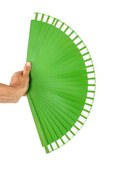Ventaglio verde tenuto in mano su sfondo bianco scontornato