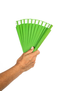 Ventaglio verde tenuto in mano su sfondo bianco scontornato