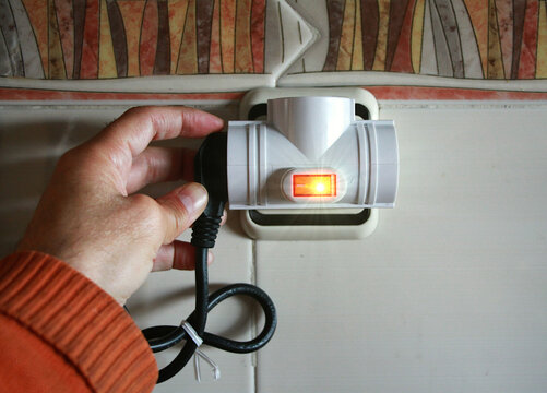 Enchufar cable con interruptor, piloto encendido y ladr&oacute;n en toma el&eacute;ctrica de pared connect plug in electric current and power supply connecter