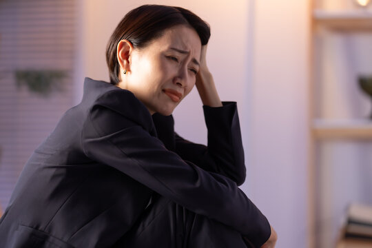 落ち込む女性