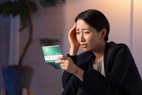 通帳を見る女性