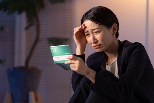 通帳を見る女性