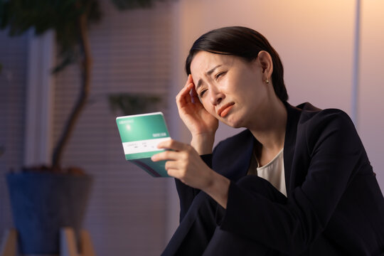 通帳を見る女性