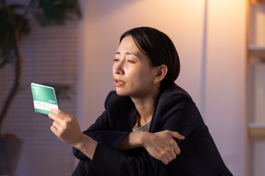 通帳を見る女性