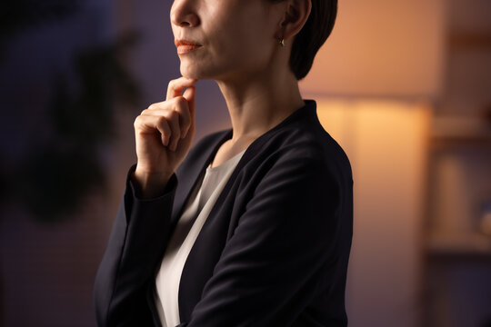 夜に悩む女性