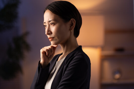 夜に悩む女性