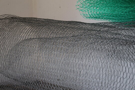 Rolled chicken wire mesh with hexagonal pattern