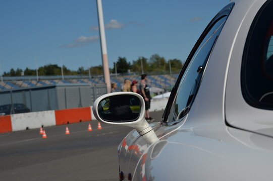 Editorial-Nahaufnahme eines getunten Sportwagens beim Reisbrennen am DEKRA Lausitzring. JDM-Tuning, Show & Shine, Motorsport, Performance-Felgen, Car Culture und Automobilfestival.