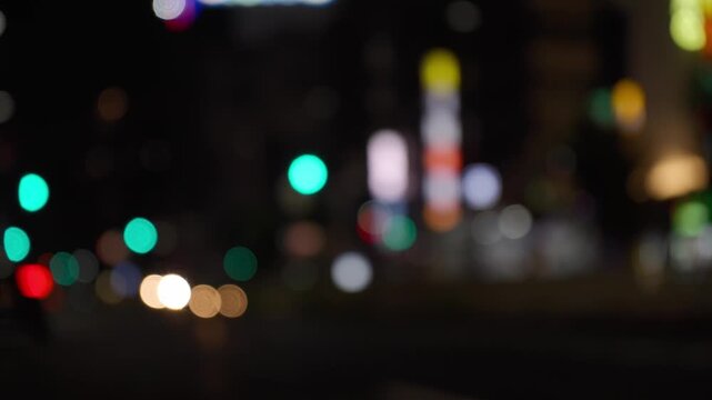 丸くぼやけた車のライトと街の灯り(小)