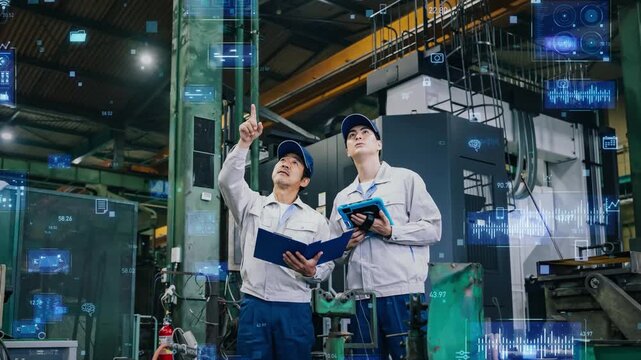 工場で働くエンジニアとデジタルテクノロジー。DX、IIoT、産業、データ、FA、機械、製造業、作業員