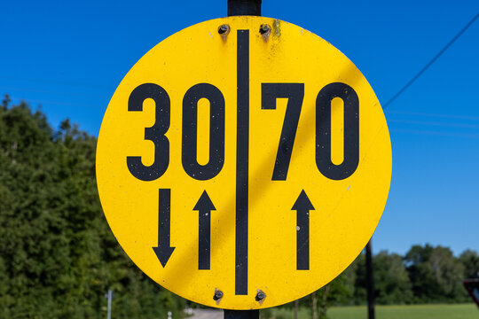 Gelb-schwarzes MLC-Schild (Military Load Classification) an einer Br&uuml;cke. Solche NATO-Br&uuml;ckenschilder zeigen die maximal zulaessige Militaerlast fuer Rad- und Kettenfahrzeuge an