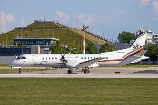 Ein Saab 2000 der Frost Air (Kennzeichen OY-FSC) rollt bei sommerlichem Wetter auf dem Vorfeld. Die Maschine ist auf dem Weg nach Braunschweig.