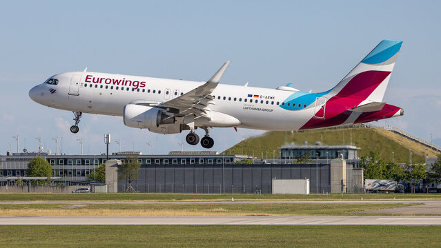 Ein Airbus A320 der Eurowings (Lufthansa Group) hebt ab. Die Maschine tr&auml;gt die Kennung D-AEWK. 