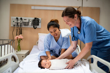 Caring hospital newborn bonding moment © Rawpixel.com