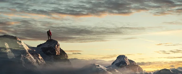 Wanderer auf einem Berggipfel bei Sonnenuntergang © m.mphoto