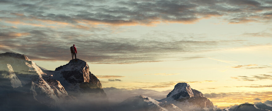 Wanderer auf einem Berggipfel bei Sonnenuntergang