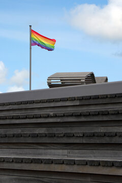 regenbogenfahne am ende der treppe