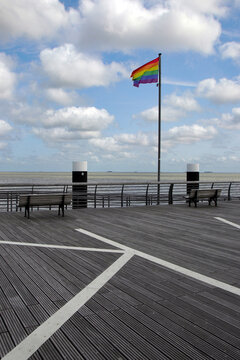 regenbogenfahne auf der mittelbr&uuml;cke in wyk auf f&ouml;hr