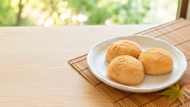 きなこ餅 白い丸皿に三個並べた和菓子静物