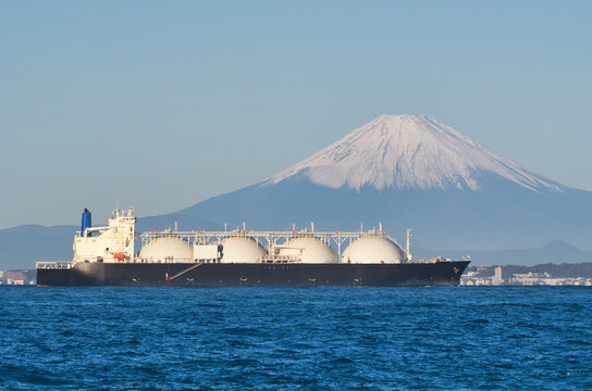 富士山を背景に日本の東京湾を航行するLNGタンカー