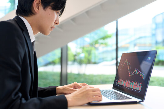 株価の下落に絶望するアジア人投資家