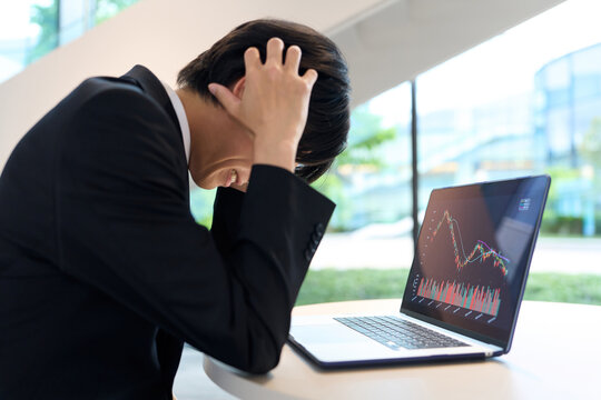 株価の下落に絶望するアジア人投資家