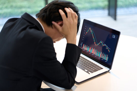 株価の下落に絶望するアジア人投資家