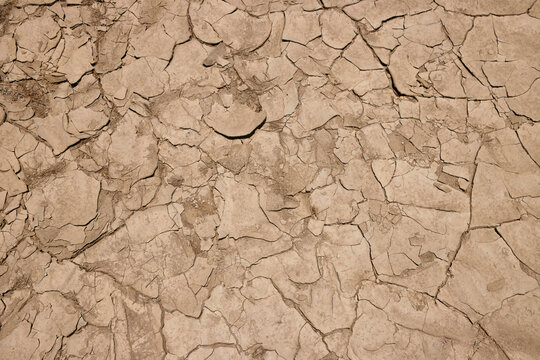Rissiger Lehmboden mit Bruchplatten als nat&uuml;rliche W&uuml;sten-Textur bei Swakopmund, Namibia.