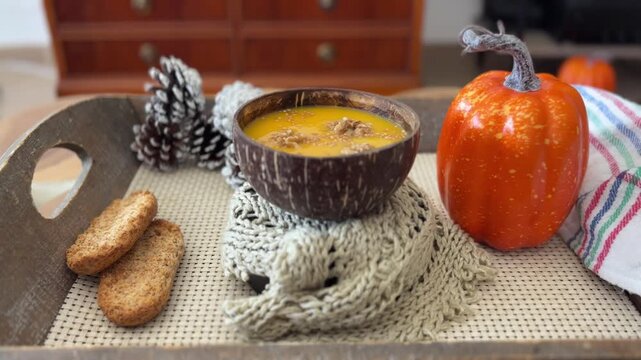 Cuenco de sopa de calabaza girando 360 grados