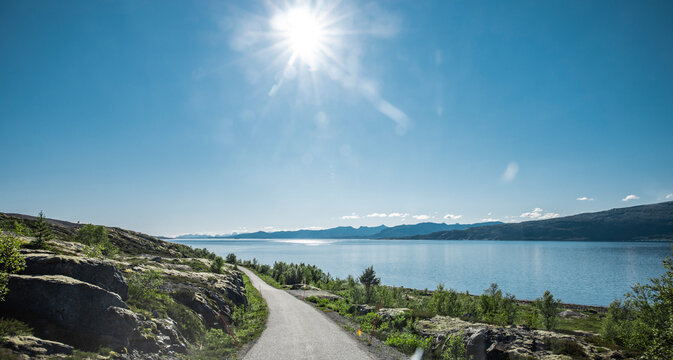 K&uuml;stenstrasse am Ofotfjord bei Skarstad in Nordland in Norwegen n&auml;he Narvik