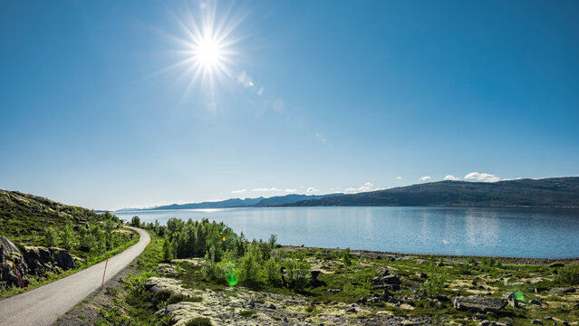 K&uuml;stenstrasse am Ofotfjord bei Skarstad in Nordland in Norwegen n&auml;he Narvik