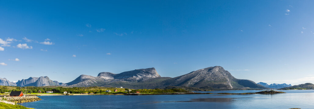 Wundervolle Fjordlandschaft am Efjord in Nordland in Norwegen