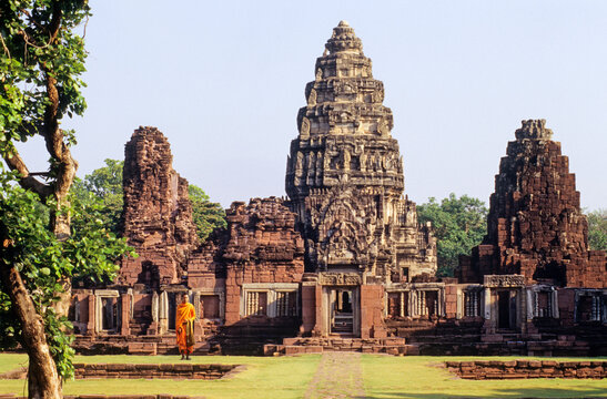 Exploring Prasat Hin Phimai, a Khmer temple in Thailand, revealing ancient architecture and cultural heritage