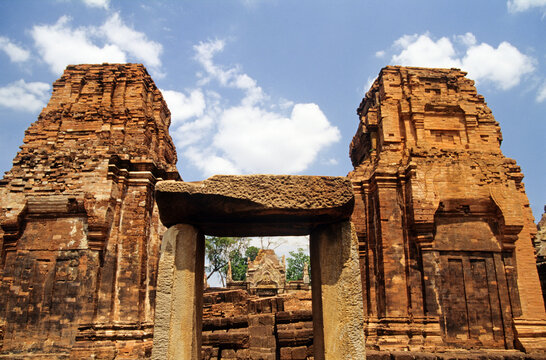 Exploring the ancient Khmer temple of Prasat Hin Muang Tum in Thailand&rsquo;s Buri Ram province