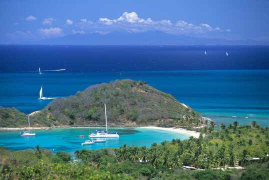 Sailing boats at anchor in Carnash Bay, Mayreau in the Grenadines islands, Saint Vincent and the Grenadines, Caribbean Sea