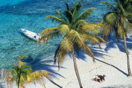 Visit to Jamesby in Tobago Cays offers sun, sand, and clear blue water along the shore