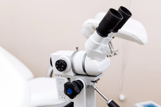 Close-up of a colposcope in a modern gynecology clinic. Concept women's health, gynecology, medical technology, cervical diagnostics, preventive medicine.