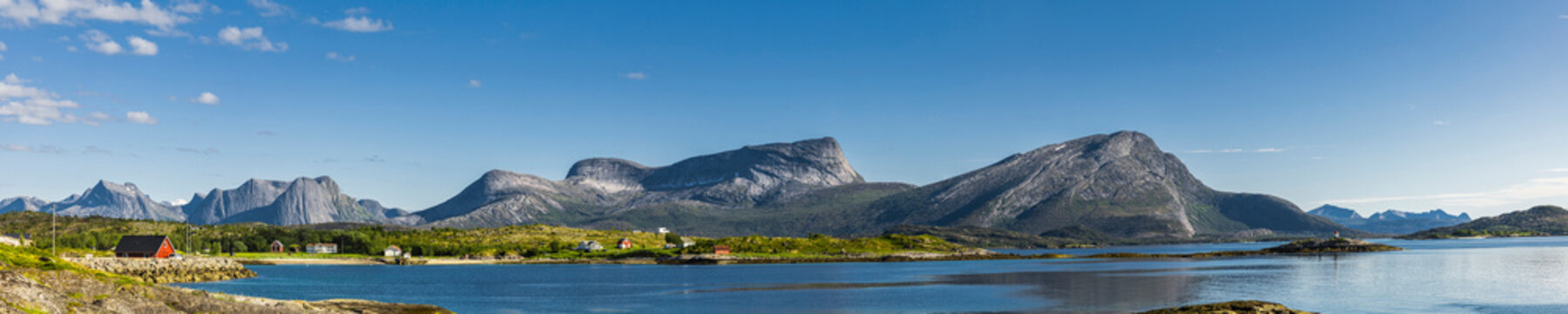 Wundervolle Fjordlandschaft am Efjord in Nordland in Norwegen
