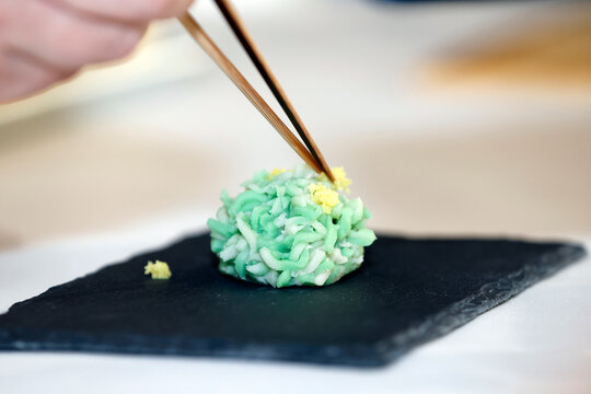 Pastry chef creates green dessert using Japanese techniques in Haute-Savoie, France